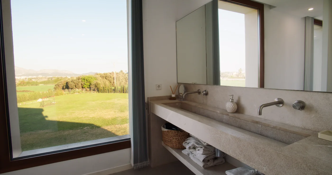 Baño con vistas al campo