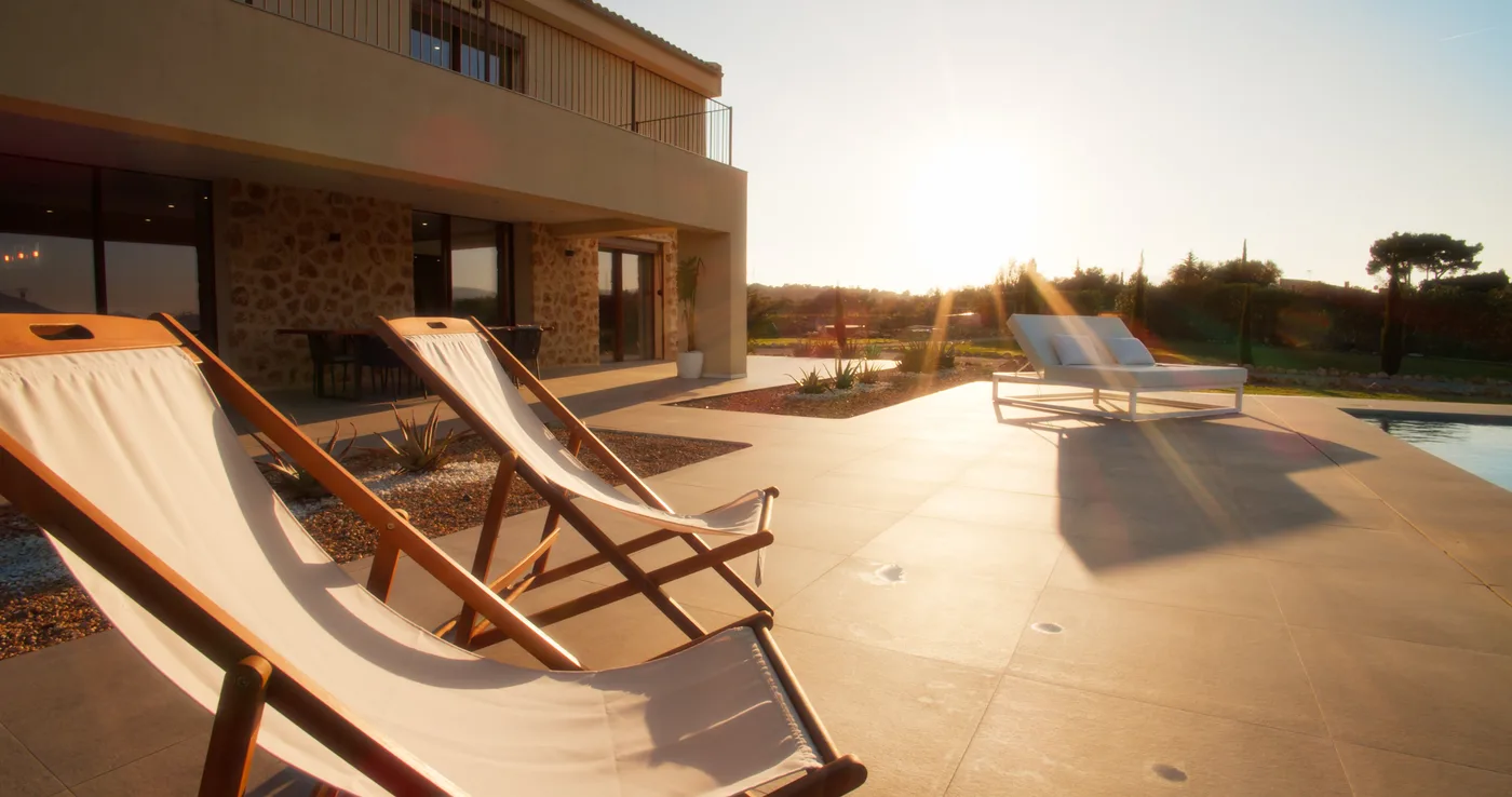 Terraza y piscina al atardecer